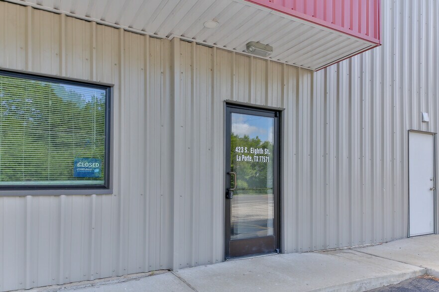 More Photos Of 423 S 8th St, La Porte Distribution For Lease