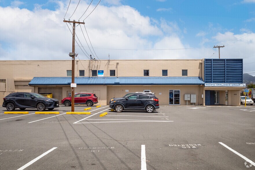 More Photos Of 650 Kohou St, Honolulu Storefront Retail Office For Lease