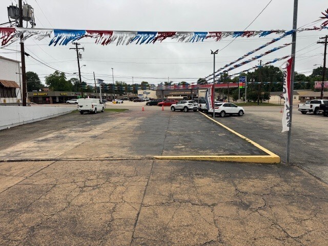 More Photos Of 412 E Spring St, Palestine Auto Dealership For Sale