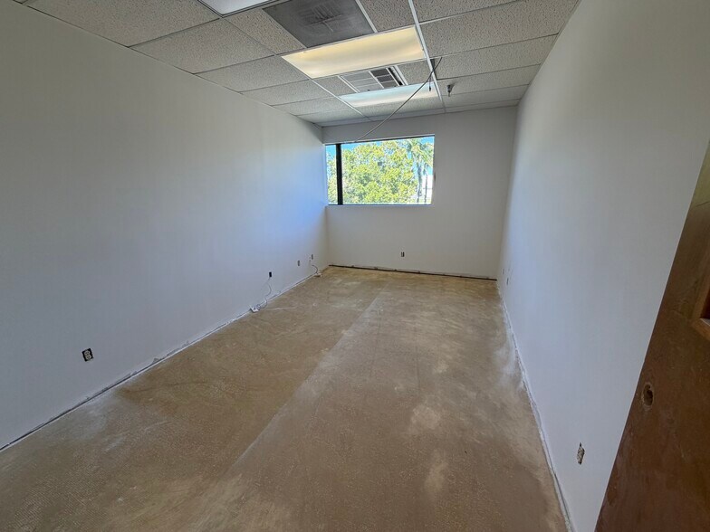 More Photos Of 355 Hiatt Dr, Palm Beach Gardens Showroom For Lease