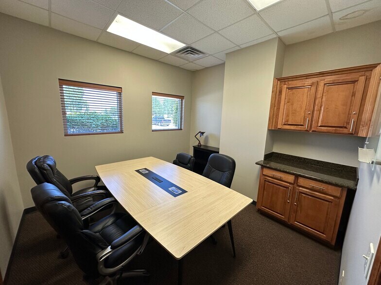 More Photos Of 4600 W Kearney St, Springfield Office For Lease