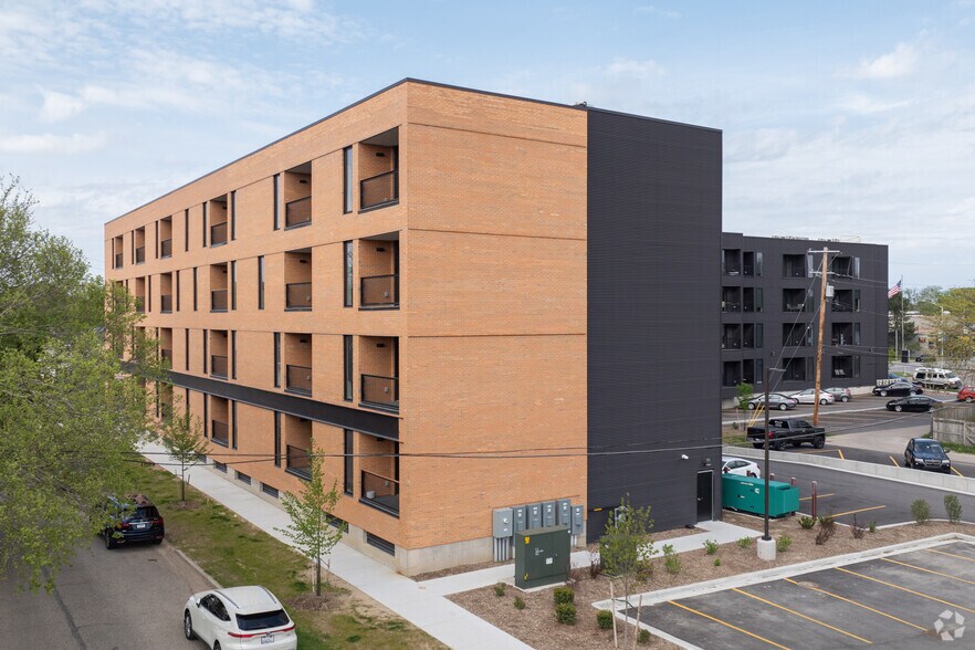 More Photos Of 900 Leonard St NW, Grand Rapids Apartments For Lease