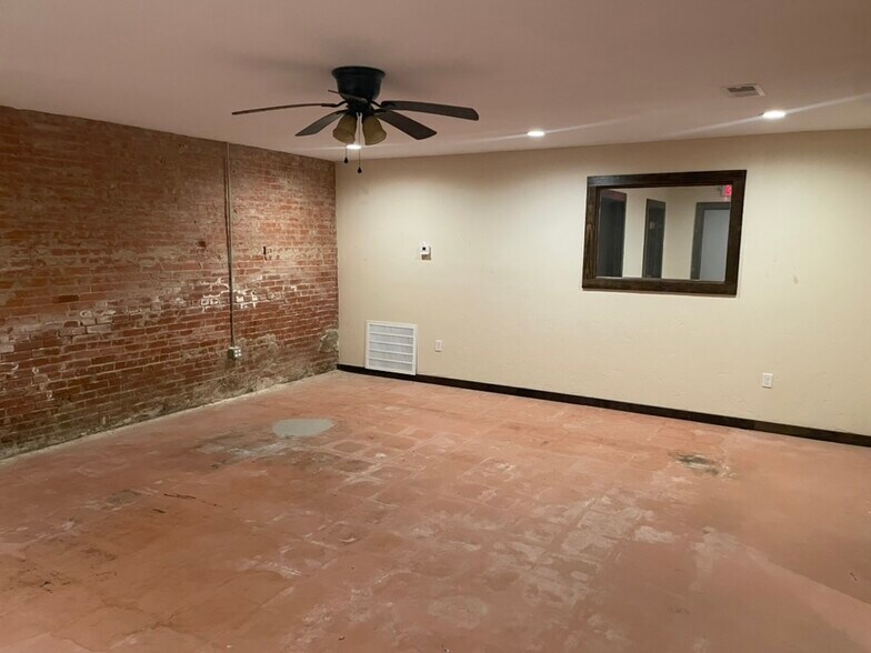 More Photos Of 189 Broadway St, Alba Storefront Retail Office For Sale