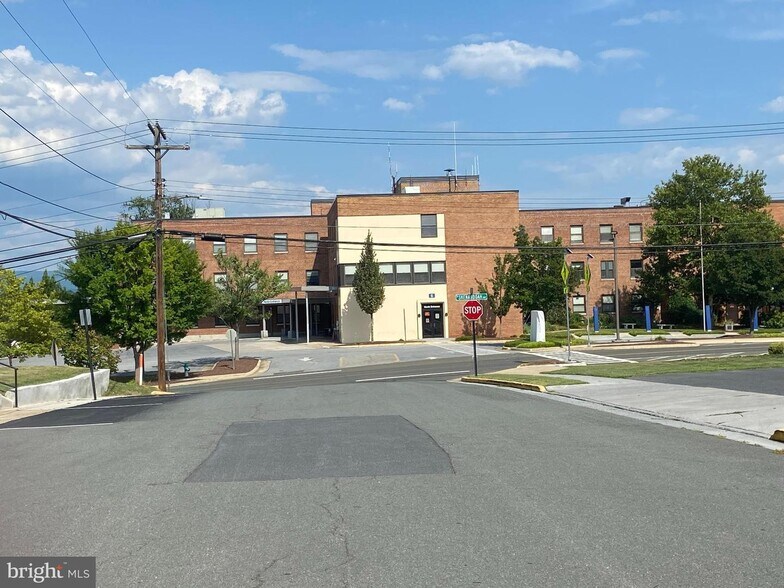 More Photos Of 315 W 10th St, Front Royal Medical For Sale