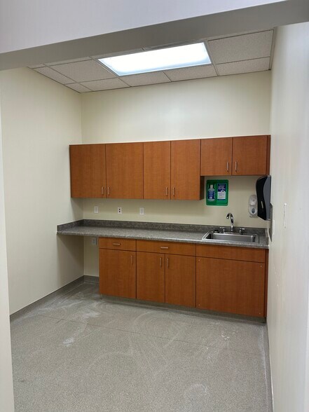 More Photos Of 441-463 S Landmark Ave, Bloomington Medical For Lease