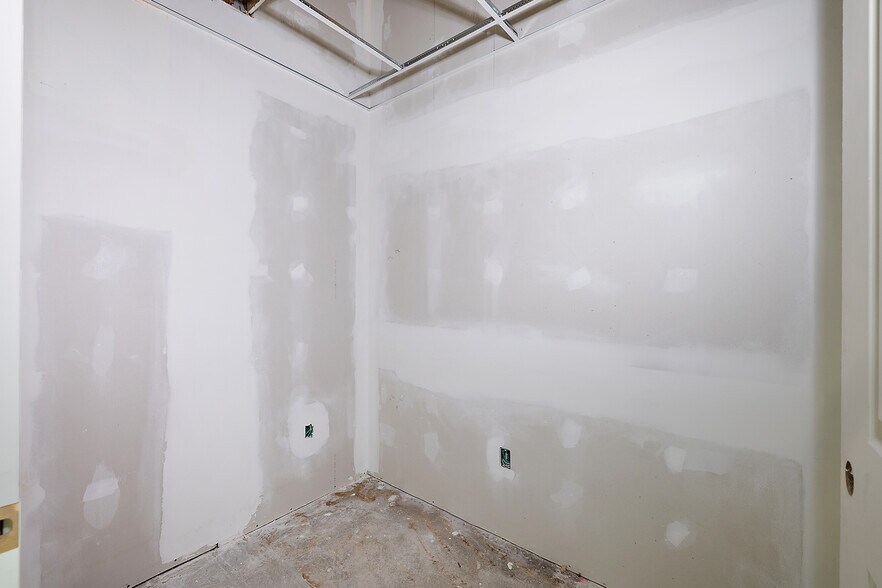 More Photos Of 11600 Kelly Rd, Detroit Freestanding For Sale