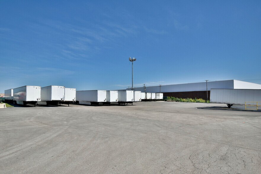 More Photos Of 6363 W 73rd St, Bedford Park Manufacturing For Lease