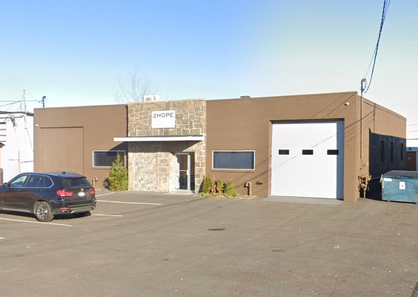 More Photos Of 11 Sarah Dr, Farmingdale Warehouse For Lease