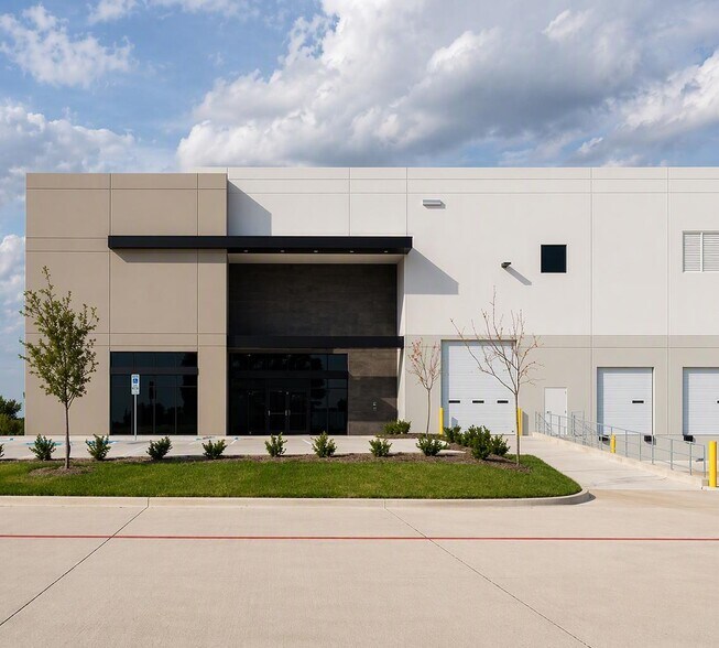 More Photos Of 3233 Buda Ln, Fort Worth Distribution For Lease