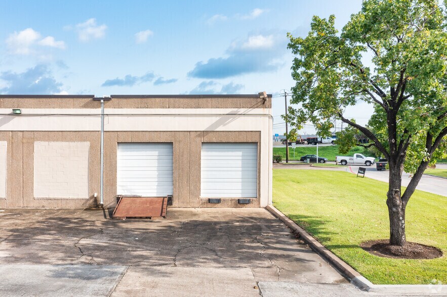 More Photos Of 6868 N Loop Fwy E, Houston Light Distribution For Lease