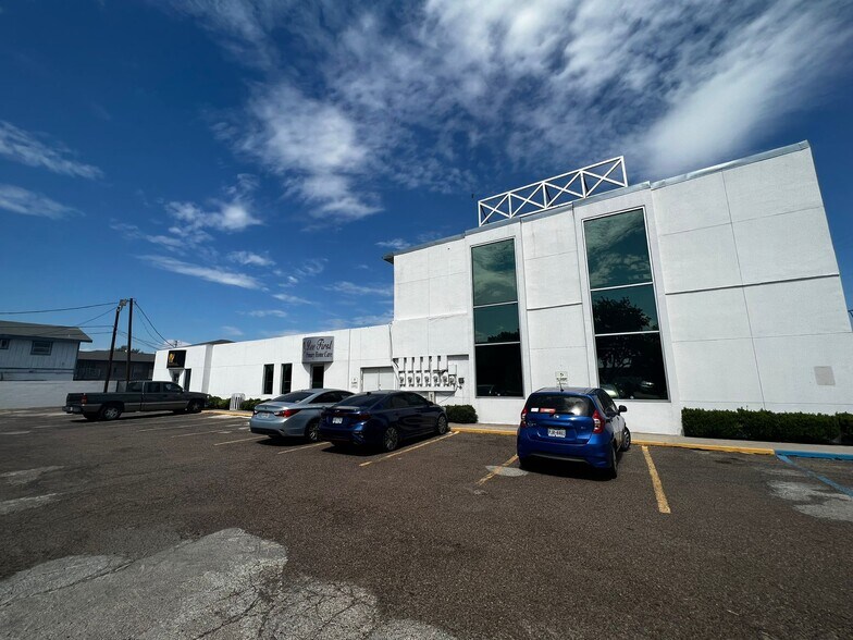 More Photos Of 102 E Calton Rd, Laredo Storefront Retail Office For Sale