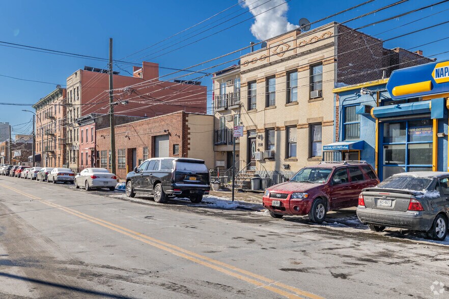 Primary Photo Of 3544 11th St, Astoria Warehouse For Lease