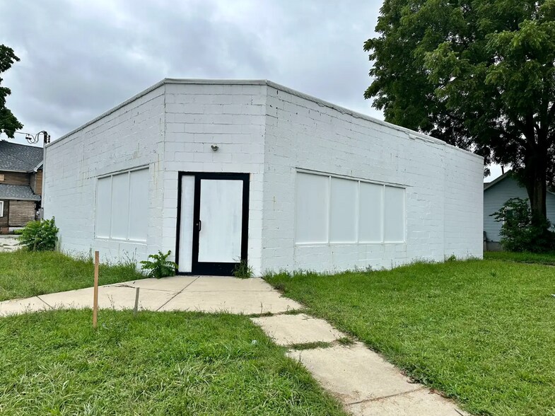 More Photos Of 1701 Turner St, Lansing Freestanding For Sale