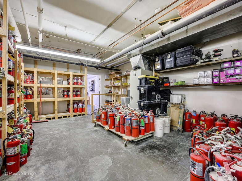 More Photos Of 3045-3047 N Lincoln Ave, Chicago Loft Creative Space For Lease