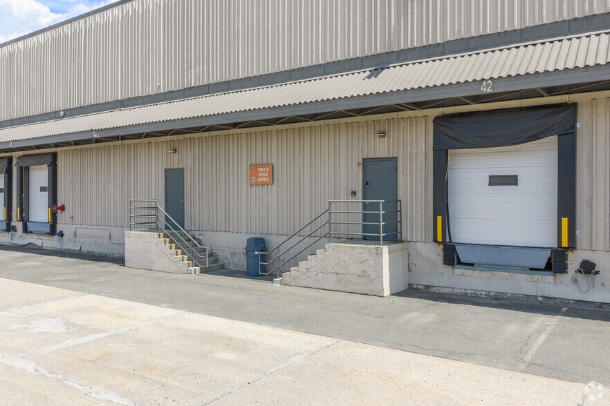 More Photos Of 400 Cabot Dr, Hamilton Distribution For Lease