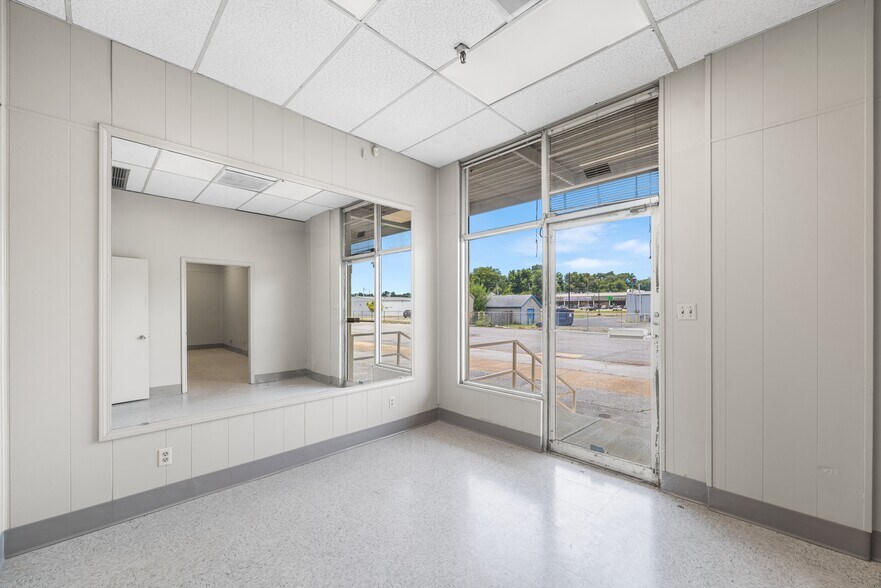 More Photos Of 237-265 E Belz Blvd, Memphis Distribution For Lease