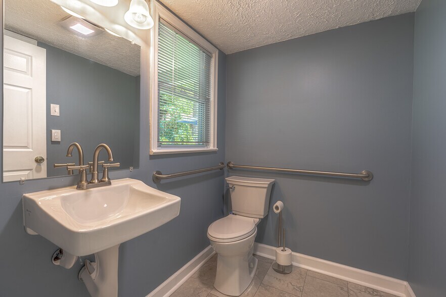 More Photos Of 3042 Brambleton Ave, Roanoke Office Residential For Sale