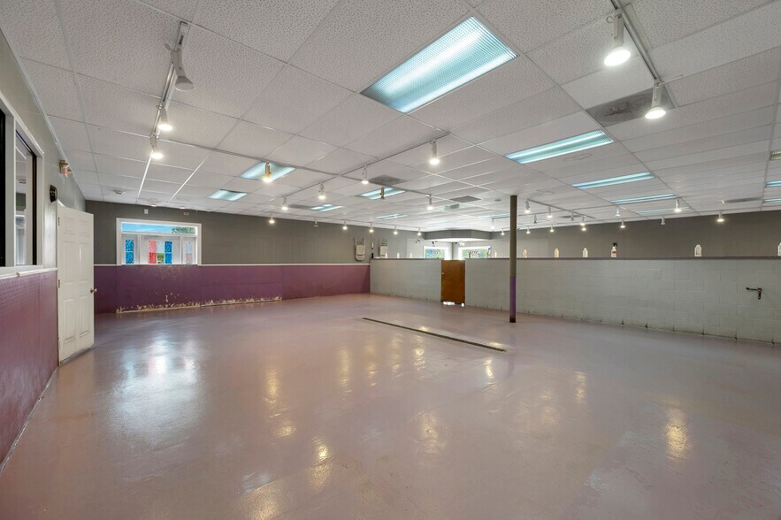 More Photos Of 1279 E Mason St, Green Bay Storefront For Sale