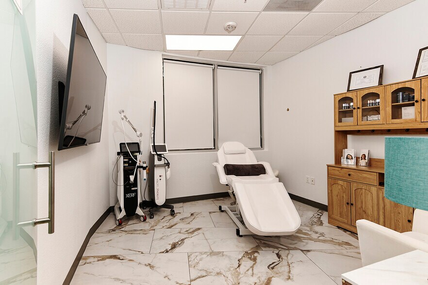 More Photos Of 114 Vision Park Blvd, Shenandoah Office For Sale