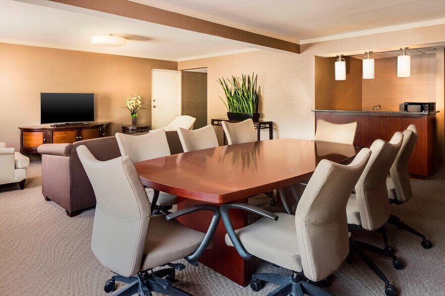 More Photos Of 655 N 108th Ave, Omaha Hotel For Sale