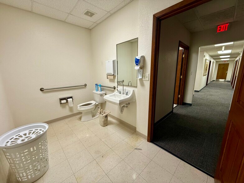 More Photos Of 3900 Southpark Dr, Tyler Office For Sale