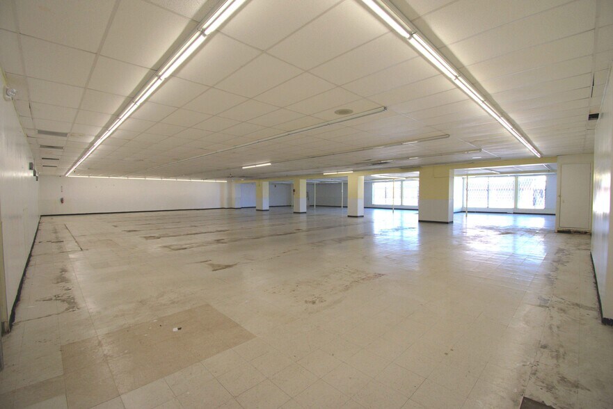 More Photos Of 5101 W Division St, Chicago Storefront For Lease