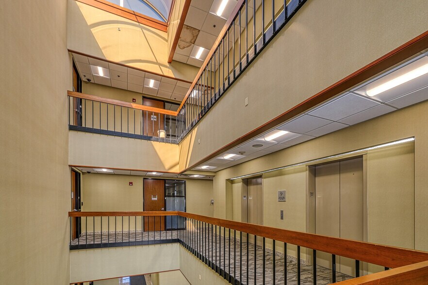 More Photos Of 10700 W Higgins Rd, Rosemont Office For Sale
