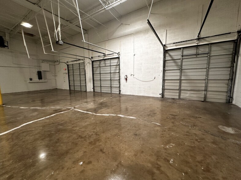 More Photos Of 1533-1555 Prudential Dr, Dallas Showroom For Lease