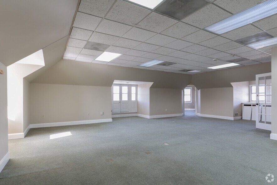 More Photos Of 604 S King St, Leesburg Office For Sale