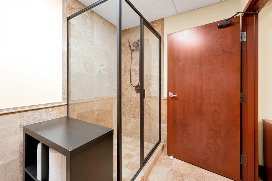 More Photos Of 8810 Commodity Cir, Orlando Showroom For Lease