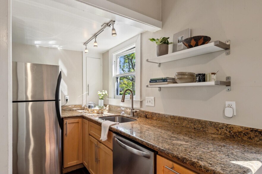 More Photos Of 449 37th St, Oakland Apartments For Sale