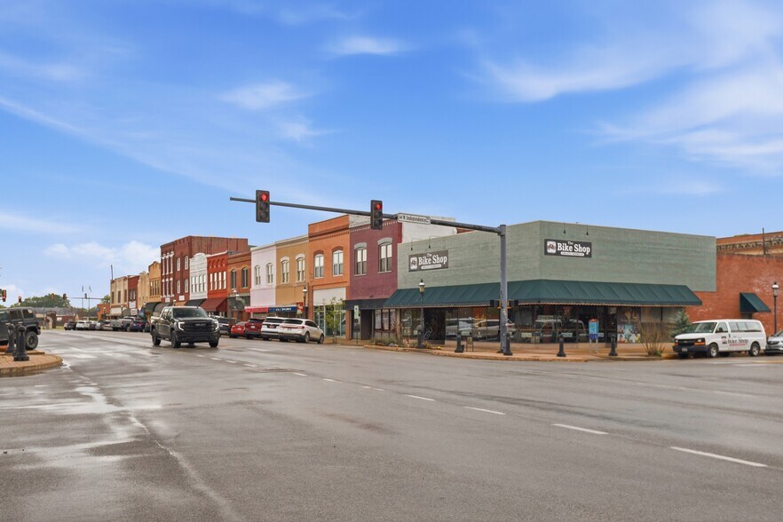 More Photos Of 122 E Randolph Ave, Enid Storefront Retail Residential For Sale