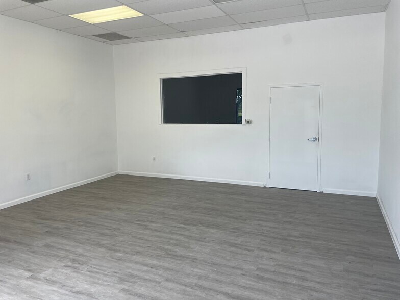 More Photos Of 4141 N Dixie Hwy, Deerfield Beach Warehouse For Lease