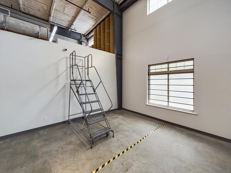 More Photos Of 39057 State Highway 299, Willow Creek Warehouse For Sale