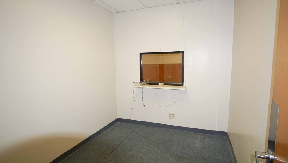 More Photos Of 1800 S Washington St, Beeville Office For Sale