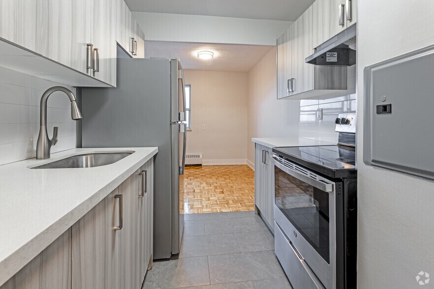 More Photos Of 345 Lakeshore Rd W, Mississauga Apartments For Lease