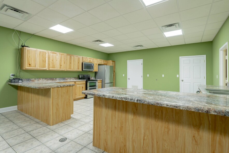 More Photos Of 218 Industrial Park Dr, Soddy Daisy Light Distribution For Sale