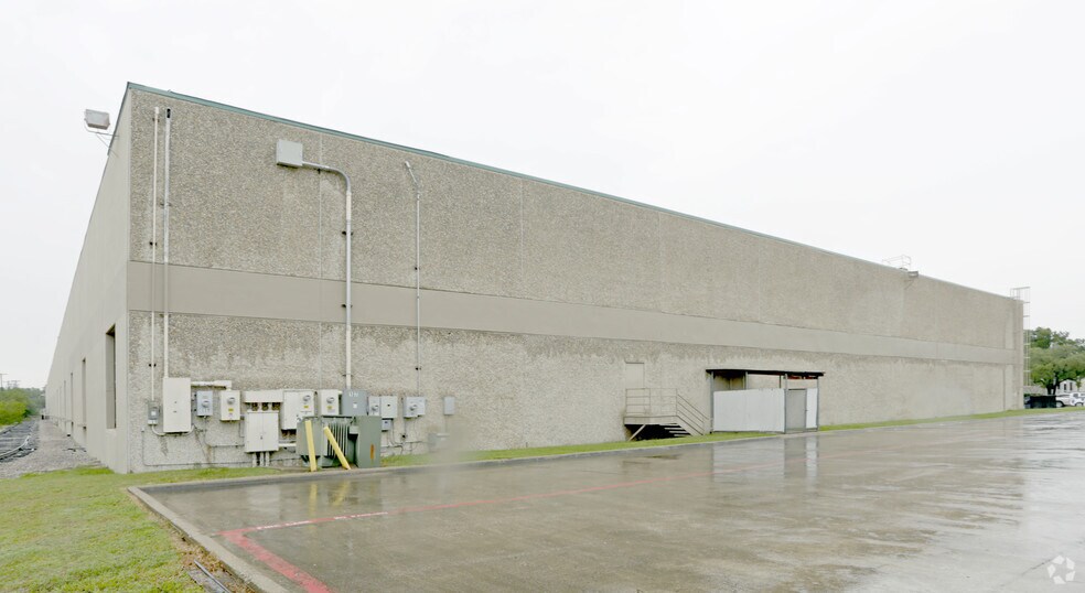 More Photos Of 1221 Champion Cir, Carrollton Warehouse For Lease