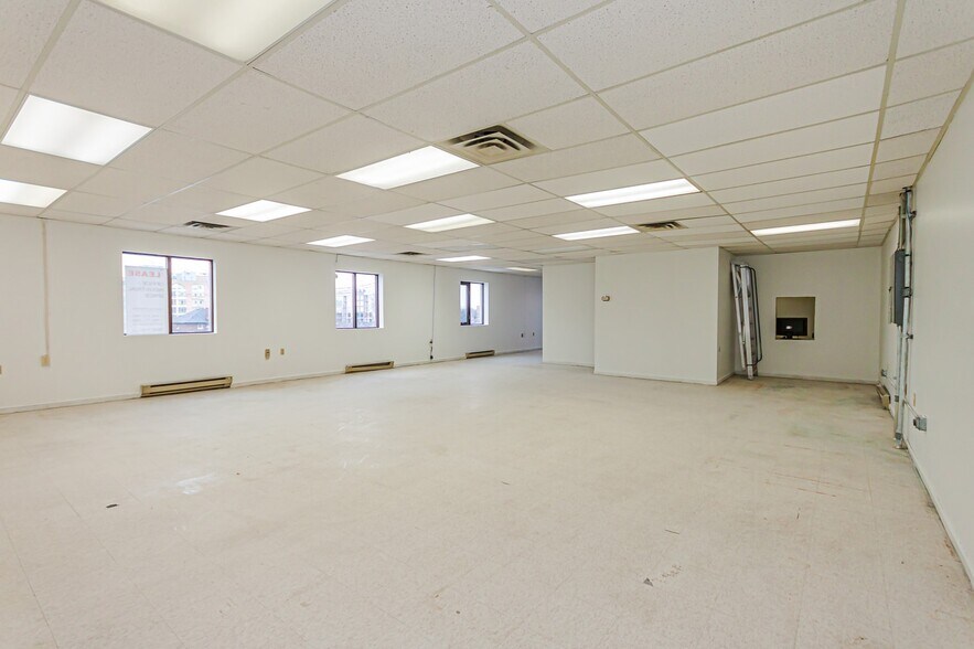 More Photos Of 151 Brock St N, Whitby Warehouse For Lease