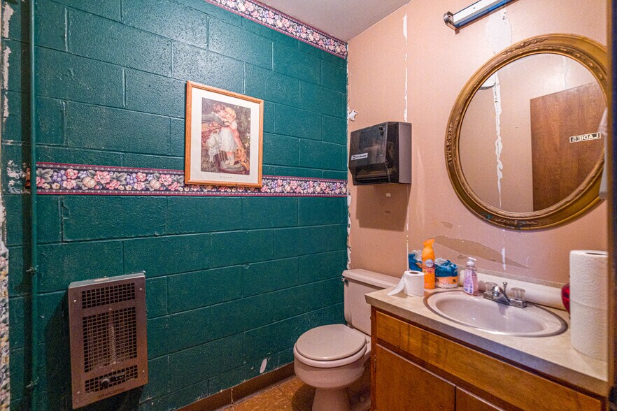 More Photos Of 100 Hopkinsville St, Russellville Freestanding For Sale