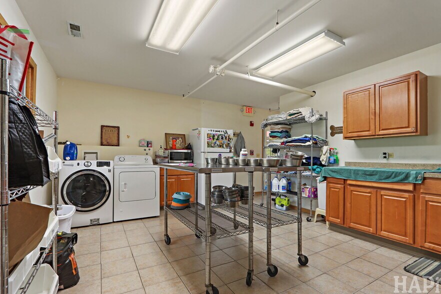 More Photos Of 4403 S Roberts Rd, Island Lake Veterinarian Kennel For Sale