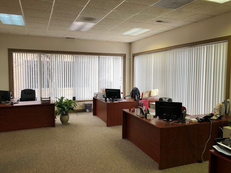 More Photos Of 220-320 Howard Ave, Des Plaines Light Distribution For Sale