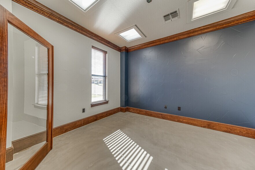 More Photos Of 1916 Martin Dr, Weatherford Office For Lease