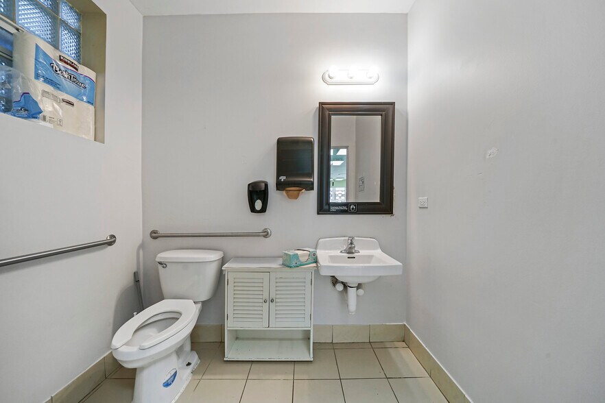 More Photos Of 907 N Damen Ave, Chicago Storefront Retail Residential For Lease