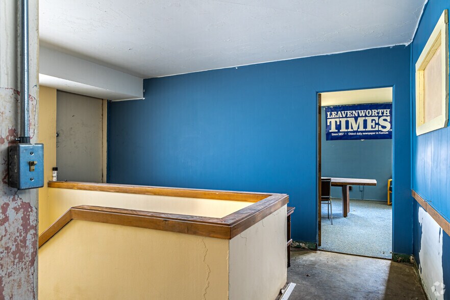 More Photos Of 422 Seneca St, Leavenworth Flex For Sale