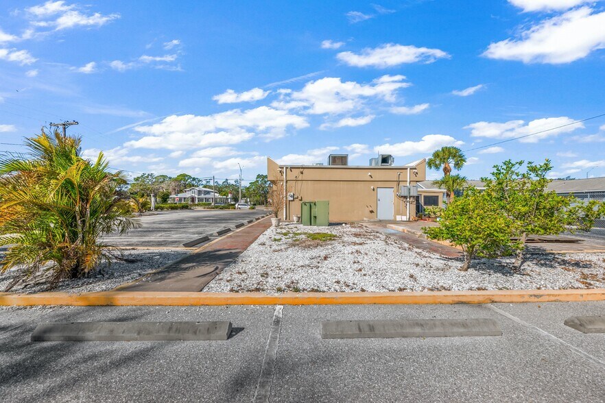 More Photos Of 4413 S Tamiami Trl, Sarasota Restaurant For Sale