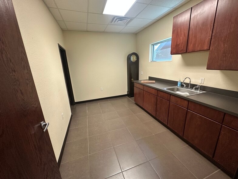 More Photos Of 2535 Charlotte St, Denton Medical For Lease