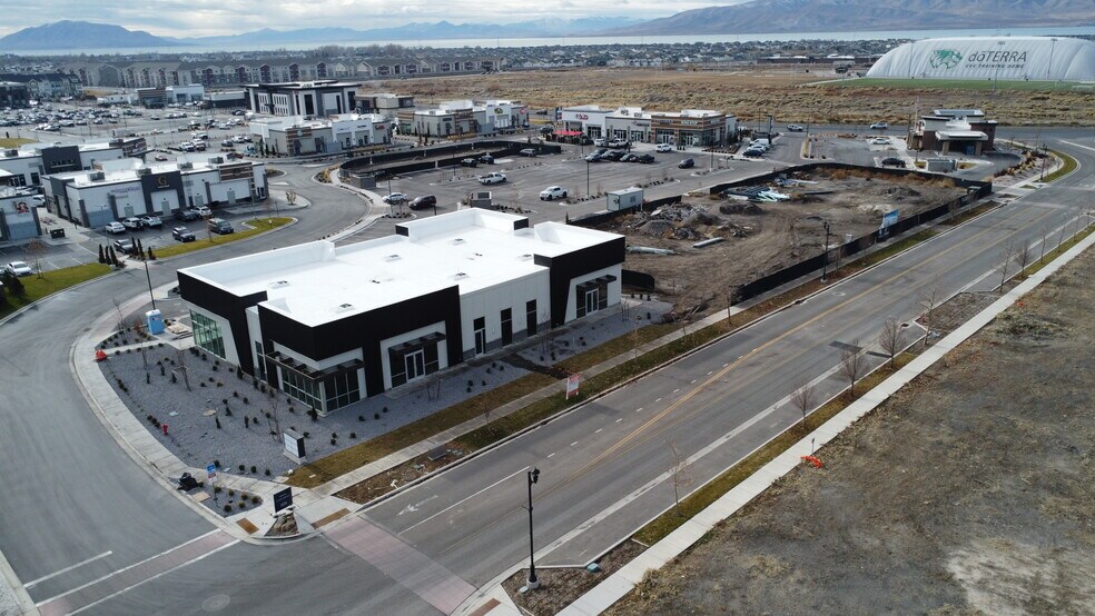 More Photos Of 634 N Mill Road, Vineyard Storefront Retail Office For Lease