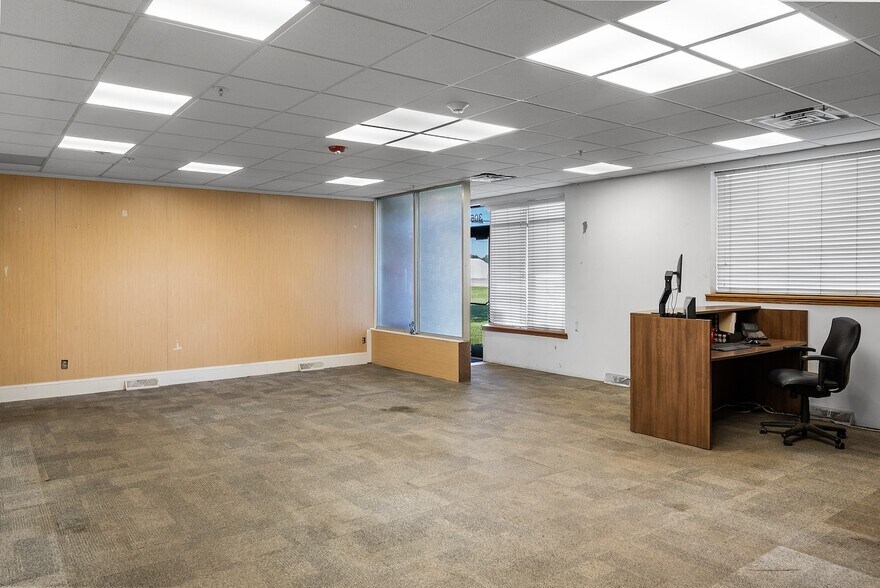 More Photos Of 3050 Wagner Rd, Waterloo Freestanding For Sale