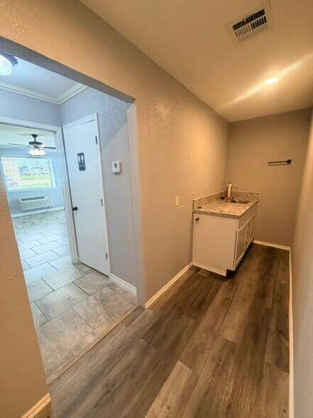 More Photos Of 511 Tower Cir, Oklahoma City Distribution For Lease